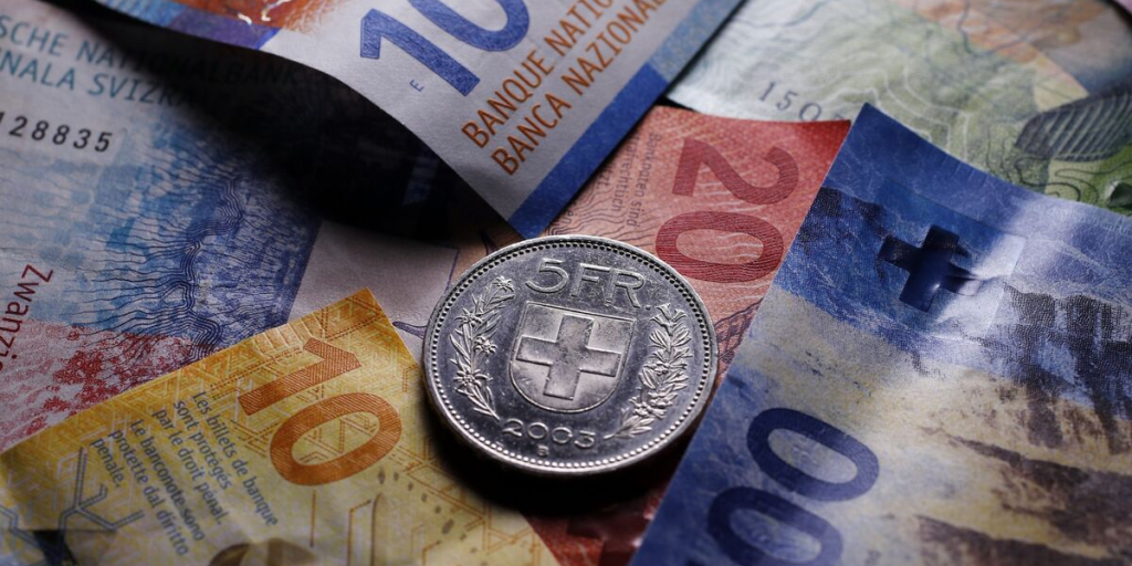 Οι επενδυτές στρέφονται από το γιεν στο ελβετικό φράγκο ως ασφαλές επενδυτικό καταφύγιο Οι επενδυτές στρέφονται από το γιεν στο ελβετικό φράγκο ως ασφαλές επενδυτικό καταφύγιο