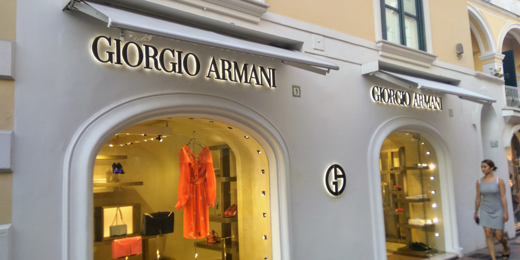 Η αυτοκρατορία πολυτελείας Armani σε τροχιά πώλησης Η αυτοκρατορία πολυτελείας Armani σε τροχιά πώλησης