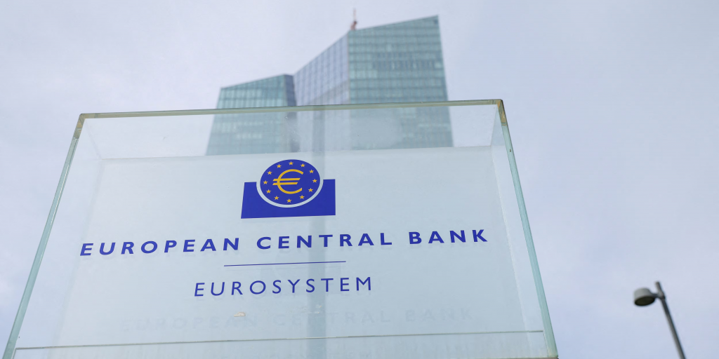 ΕΚΤ: Σημάδια αποκλιμάκωσης στις αυξήσεις μισθών το 2026 (πίνακας) ΕΚΤ: Σημάδια αποκλιμάκωσης στις αυξήσεις μισθών το 2026 (πίνακας)