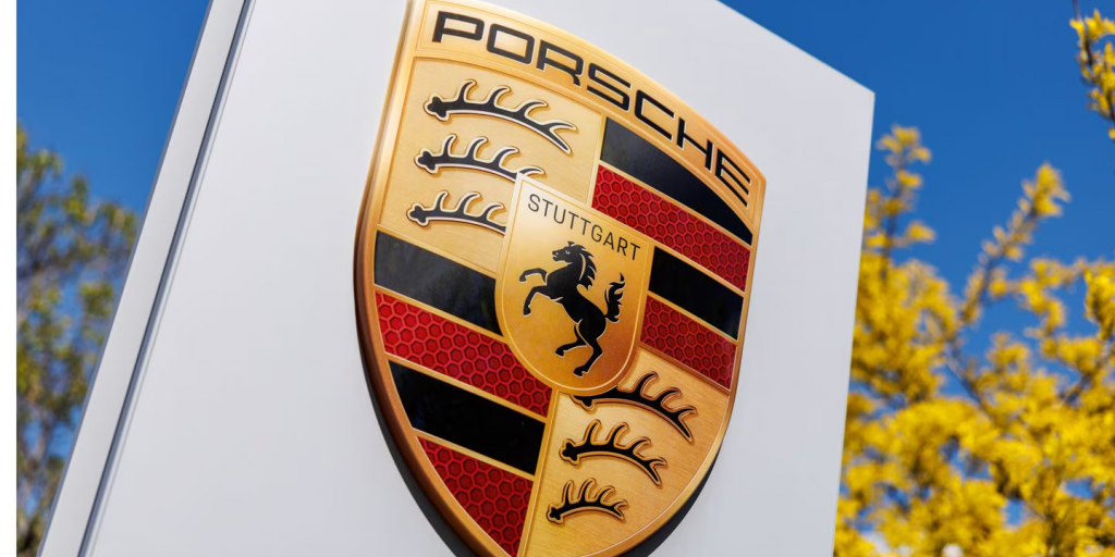 H Porsche &phi;&epsilon;ύ&gamma;&epsilon;&iota; &alpha;&pi;ό &tau;&omicron;&nu; DAX: &Eta; &kappa;&rho;ί&sigma;&eta; &sigma;&tau;&alpha; &eta;&lambda;&epsilon;&kappa;&tau;&rho;&omicron;&kappa;ί&nu;&eta;&tau;&alpha; &pi;&lambda;ή&tau;&tau;&epsilon;&iota; &tau;&eta; &laquo;&nu;&alpha;&upsilon;&alpha;&rho;&chi;ί&delta;&alpha;&raquo; &tau;&eta;&sigmaf; &gamma;&epsilon;&rho;&mu;&alpha;&nu;&iota;&kappa;ή&sigmaf; &alpha;&upsilon;&tau;&omicron;&kappa;&iota;&nu;&eta;&tau;&omicron;&beta;&iota;&omicron;&mu;&eta;&chi;&alpha;&nu;ί&alpha;&sigmaf;