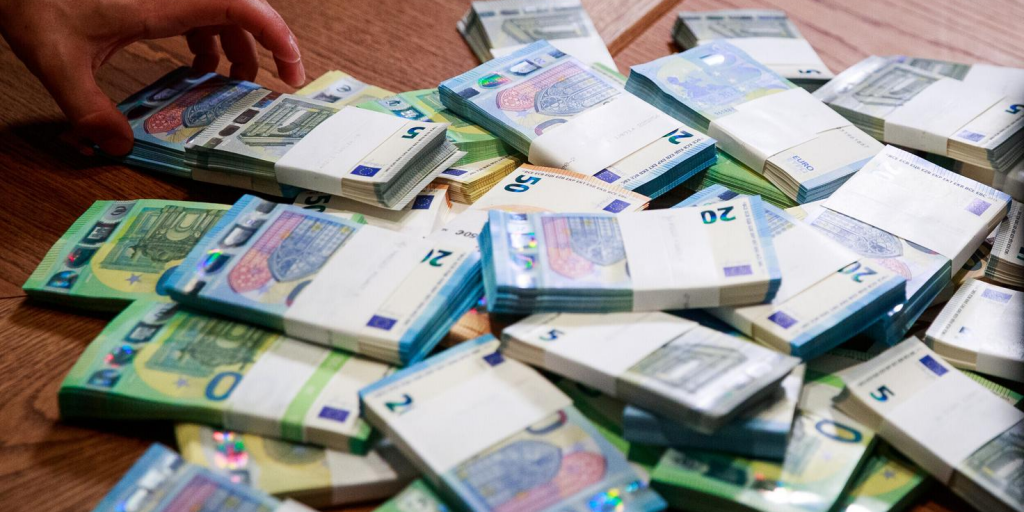 Πώς η πολιτική Τραμπ κόβει τα δάνεια στην Ευρώπη Πώς η πολιτική Τραμπ κόβει τα δάνεια στην Ευρώπη