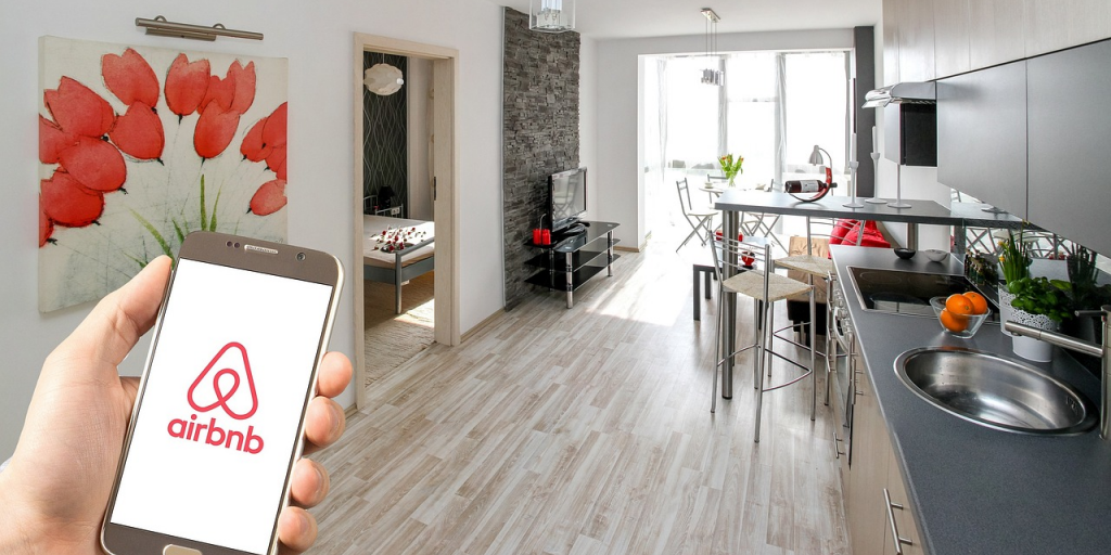 Κανόνες για τα Airbnb ετοιμάζει η ΕΕ – Τι θα προβλέπουν