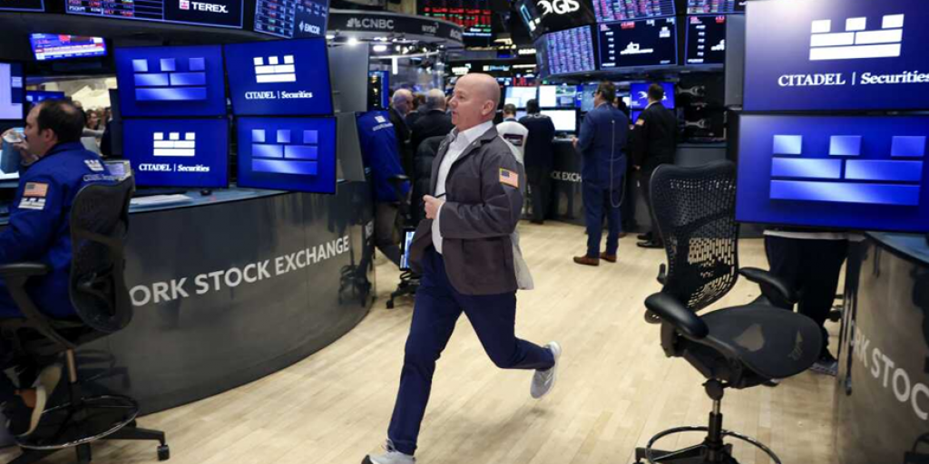Ισχυρό momentum στη Wall Street με μίνι ράλι της Apple Ισχυρό momentum στη Wall Street με μίνι ράλι της Apple