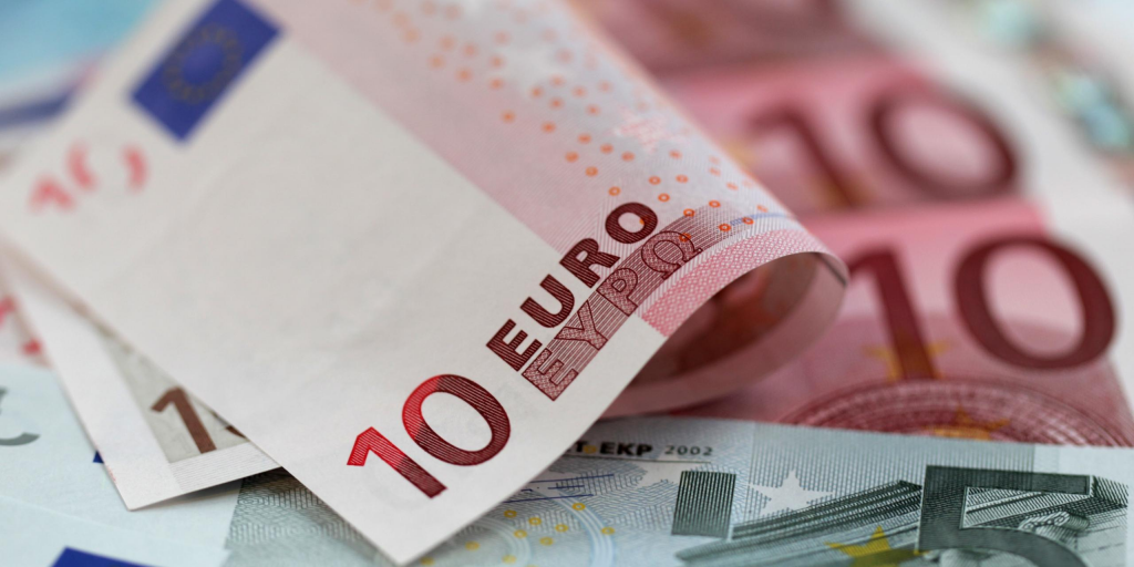 Στα €2.476 και αυξημένες κατά 4,2% οι μέσες ακαθάριστες απολαβές το δεύτερο 3μηνο Στα €2.476 και αυξημένες κατά 4,2% οι μέσες ακαθάριστες απολαβές το δεύτερο 3μηνο