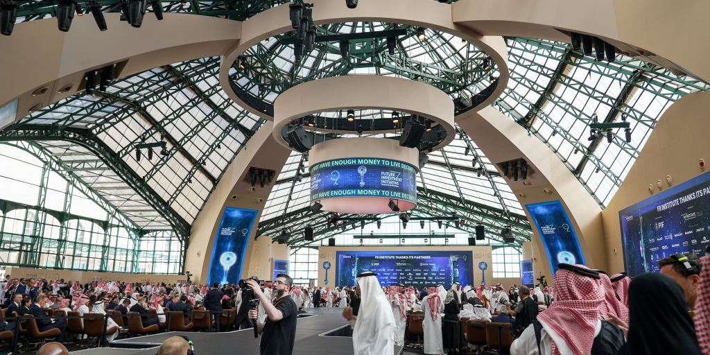 Η Σαουδική Αραβία αλλάζει πορεία: Από τη Neom στην AI και τη βιομηχανία του μέλλοντος