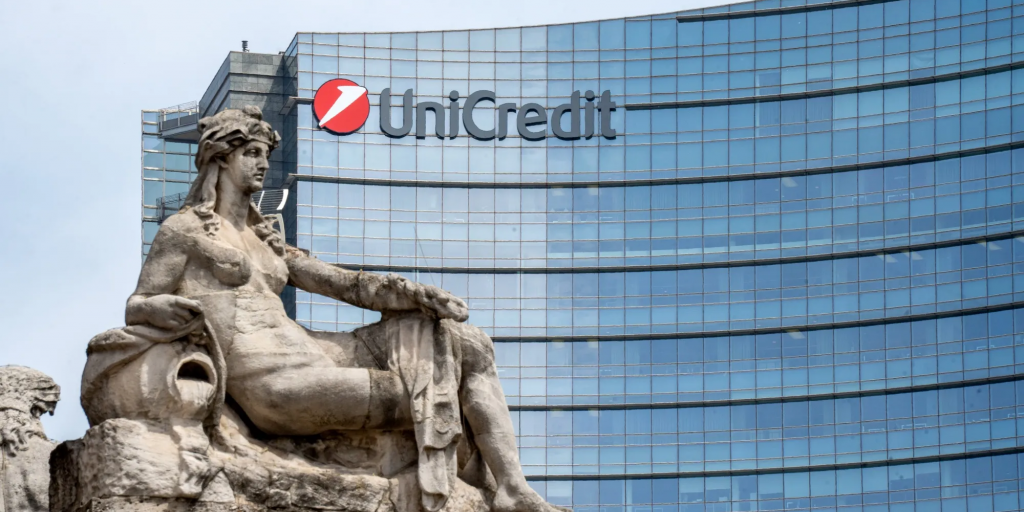 Bloomberg: Αυξάνει την παρουσία της στην Ελλάδα η UniCredit