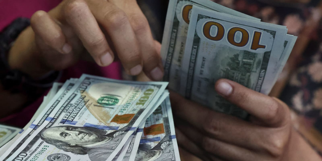 Σε υψηλό τριών μηνών το δολάριο – Πιέζονται λίρα και γιεν