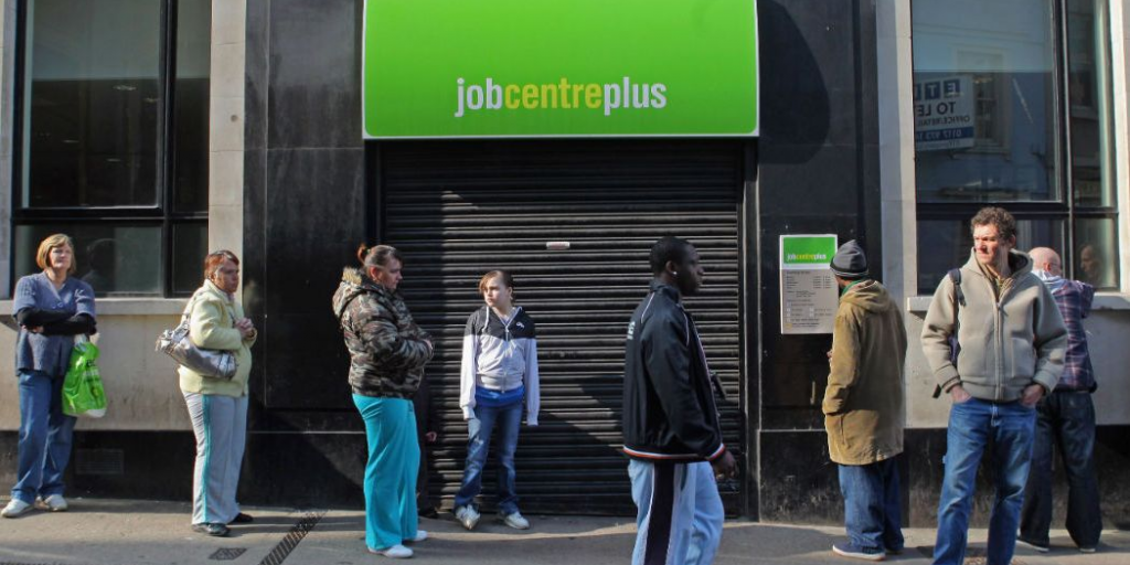 Χωρίς εργασία ενα εκατομμύριο νέοι στη Βρετανία – Στο 4,8% η ανεργία