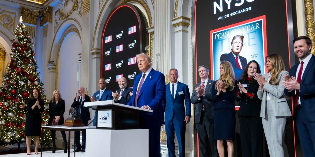 Ένας χρόνος Τραμπ: Ρεκόρ για τις αγορές, δολάριο σε πίεση, bitcoin και χρυσός στα ύψη