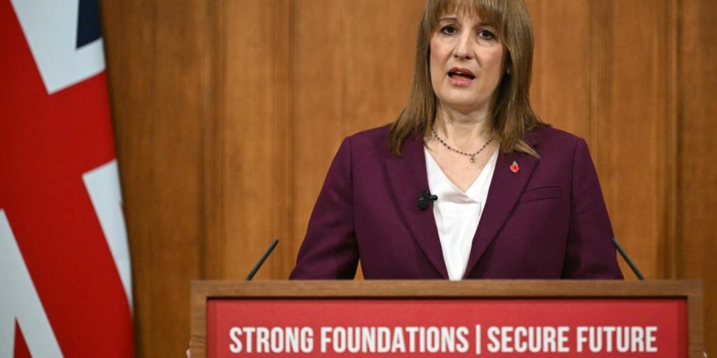 Βρετανία: Αντιμέτωπη με χαμηλότερο έλλειμμα η Ριβς – Το crash test του Νοεμβρίου και οι φόροι στους πλούσιους