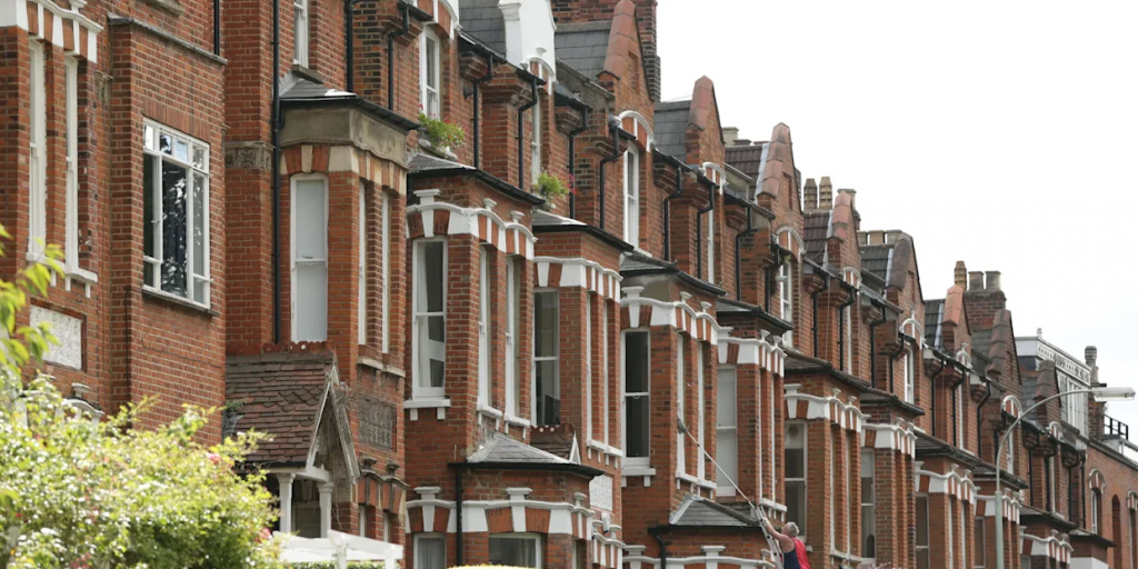 Απλησίαστες οι κατοικίες στο Ηνωμένο Βασίλειο – Τιμές ρεκόρ πριν τον προϋπολογισμό