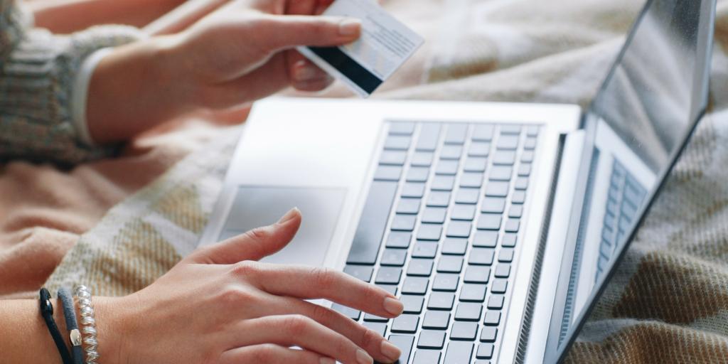 Οι Βρετανοί εγκαταλείπουν τα chatbots – Χάθηκαν 4,9 δισ. λίρες σε πωλήσεις λόγω ΑΙ