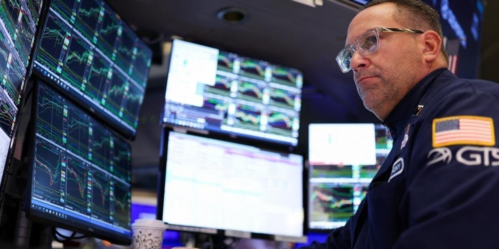 Οι αγορές ατενίζουν με αισιοδοξία… το τέλος του shutdown – Οι μετοχές ανεβαίνουν, τα ομόλογα υποχωρούν