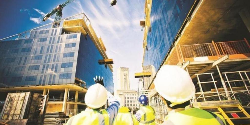 Κάτω ο αριθμός αδειών οικοδομής, πάνω η συνολική τους αξία το 7μηνο