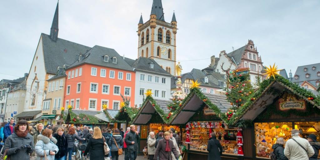 Οι Γερμανοί μειώνουν τις χριστουγεννιάτικες δαπάνες – Πόσα θα δώσουν για δώρα φέτος