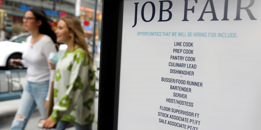 Νέο κύμα απολύσεων από τις αμερικανικές επιχειρήσεις – «Κόβουν» 2.500 θέσεις εργασίας την εβδομάδα