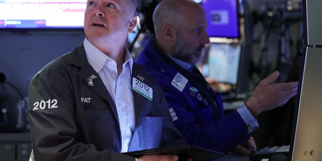 Wall Street: Επέστρεψαν οι πωλητές οδηγώντας στο κόκκινο τους δείκτες – Τι φοβίζει τους επενδυτές