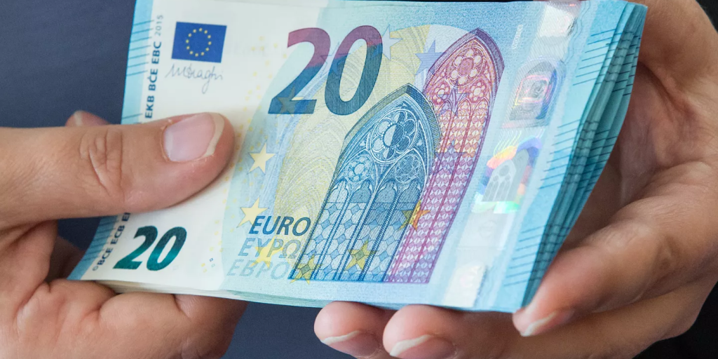 Άρχισε η «πλειοδοσία» για κατώτατο – Τα €1.128 ο σταδιακός στόχος, λέει η ΣΕΚ