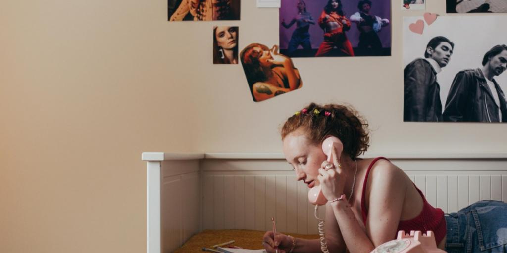 Η Gen Z παραμένει στο παιδικό δωμάτιο και ξοδεύει όλο και λιγότερο