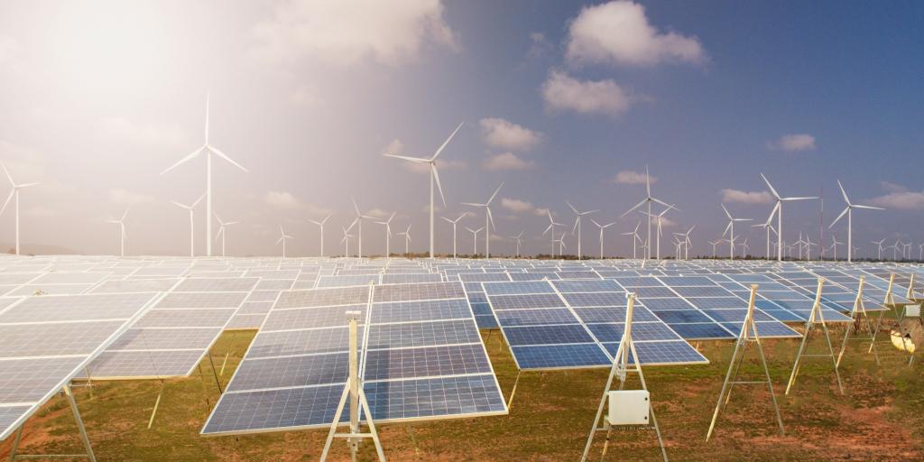 Ανανεώσιμες Πηγές Ενέργειας: Πώς η παγκόσμια στροφή φέρνει επενδύσεις και προκλήσεις