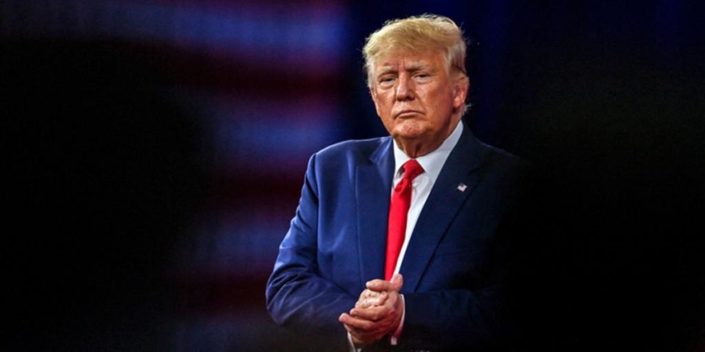 Ο Τραμπ επιτίθεται ξανά στα media – Πίεση στην FCC για άδειες τηλεοπτικών σταθμών