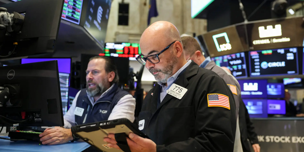 Wall Street: Τεχνολογικό ράλι πριν το Thanksgiving – Τα βλέμματα σε Fed και νέα στοιχεία