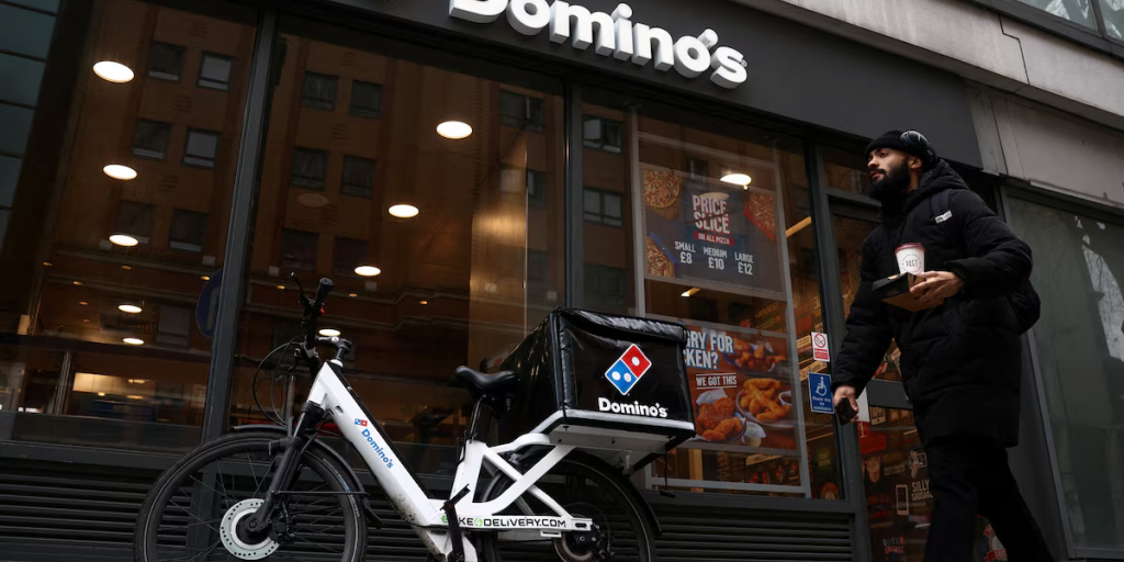 Ξαφνική παραίτηση του CEO της Domino’s Pizza στη Βρετανία – Σε χαμηλό 12ετίας η μετοχή
