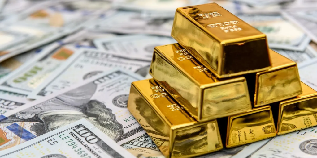 Ανεβαίνει ο χρυσός, πέφτει το δολάριο – Μεγαλώνουν οι πιθανότητες μείωσης από τη Fed
