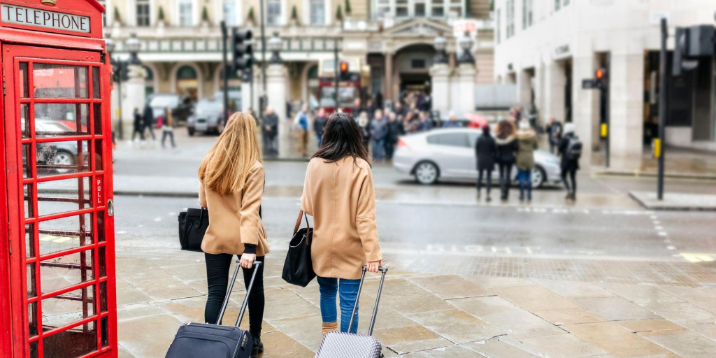 Η Βρετανία θεσπίζει «τουριστικό φόρο» – Πόσα θα πληρώνουν οι επισκέπτες
