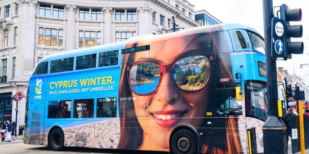 Εκστρατεία με δέλεαρ την καλοκαιρία - Η καμπάνια του Υφ. Τουρισμού στα λονδρέζικα λεωφορεία