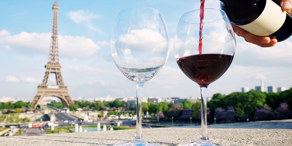 Σε βαθιά κρίση το γαλλικό κρασί: Γιατί παραπαίει η άλλοτε ισχυρή βιομηχανία