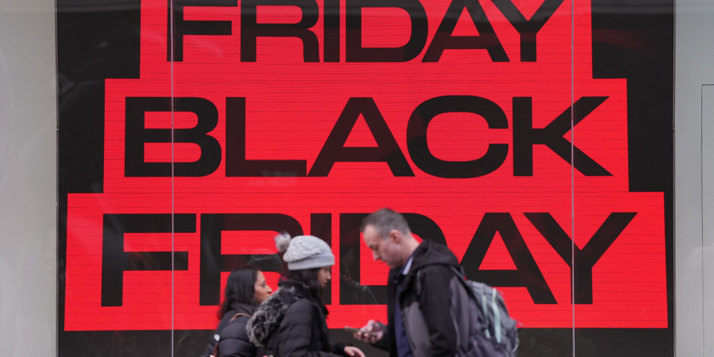 Βρετανικό λιανεμπόριο: Δεν απέδωσε η Black Friday – Πιέζονται τα νοικοκυριά