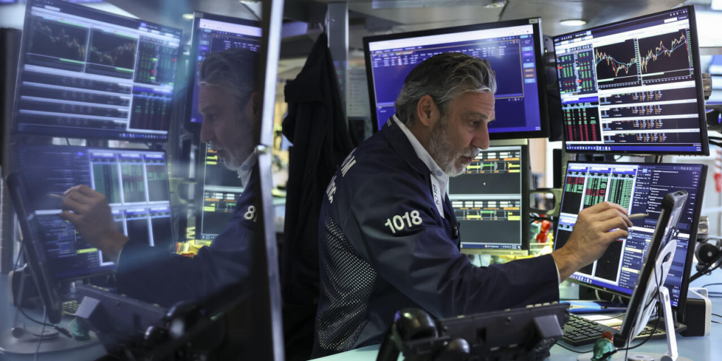 Wall Street: Παίρνει «ανάσες» πριν τη νέα μείωση επιτοκίων από τη Fed