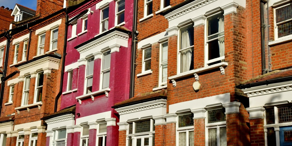 Πλημμύρες στο Λονδίνο: Πώς πέφτουν οι αξίες ακινήτων στις ακριβές συνοικίες