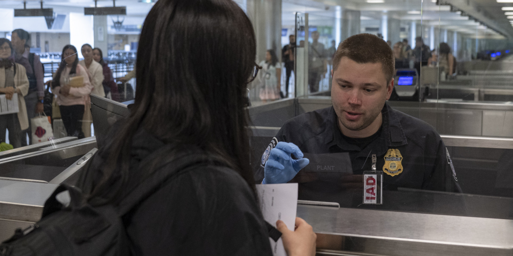 Bloomberg: Οι ΗΠΑ σχεδιάζουν να καταστήσουν υποχρεωτικούς τους ελέγχους social media για ταξιδιώτες χωρίς βίζα