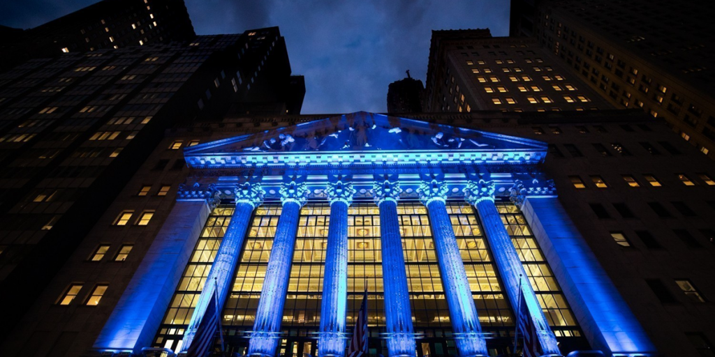 Ράλι στη Wall Street μετά τη νέα μείωση επιτοκίων – Οι αγορές «ποντάρουν» σε περισσότερη χαλάρωση