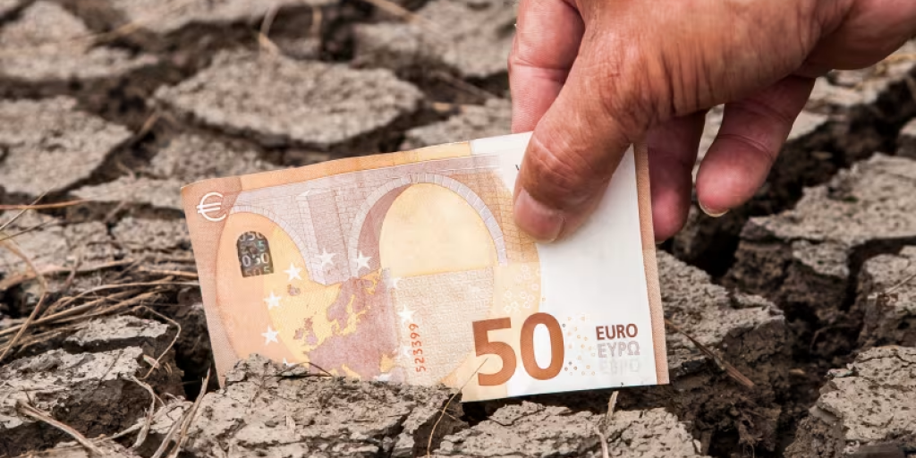 &Zeta;&eta;&mu;&iota;ά έ&omega;&sigmaf; &kappa;&alpha;&iota; &euro;29 &delta;&iota;&sigma;. &sigma;&tau;&eta;&nu; &kappa;&upsilon;&pi;&rho;&iota;&alpha;&kappa;ή &omicron;&iota;&kappa;&omicron;&nu;&omicron;&mu;ί&alpha; &alpha;&pi;ό &kappa;&lambda;&iota;&mu;&alpha;&tau;&iota;&kappa;ή &alpha;&lambda;&lambda;&alpha;&gamma;ή &ndash; &Tau;&iota; &kappa;&alpha;&tau;&alpha;&gamma;&rho;ά&phi;&epsilon;&iota; &mu;&epsilon;&lambda;έ&tau;&eta; &tau;&omicron;&upsilon; &Kappa;&Omicron;&Epsilon;