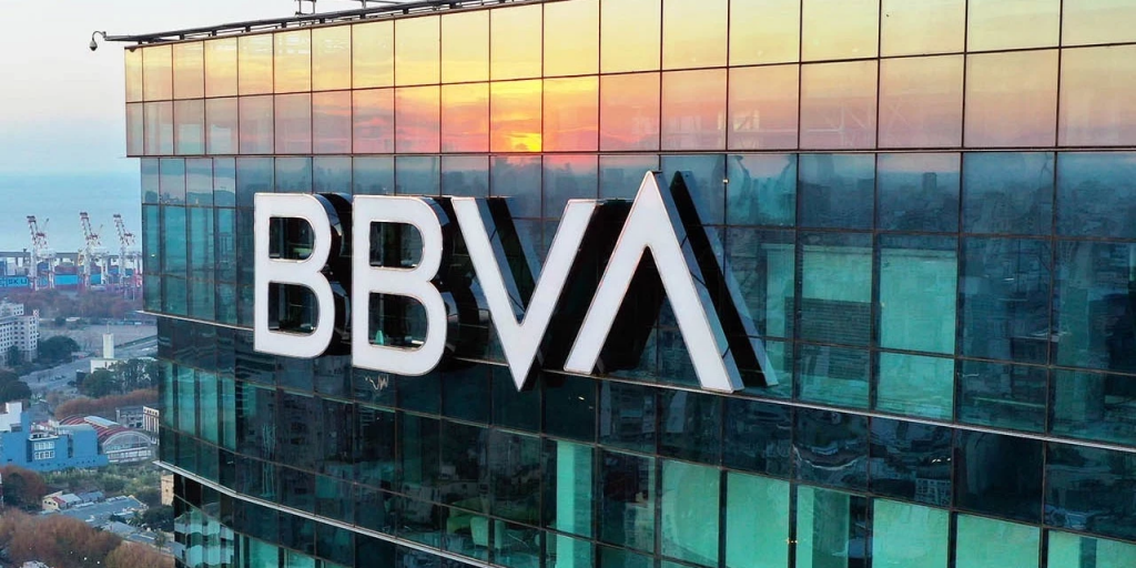 BBVA: &Epsilon;&pi;&alpha;&nu;&alpha;&gamma;&omicron;&rho;ά &mu;&epsilon;&tau;&omicron;&chi;ώ&nu; &alpha;&xi;ί&alpha;&sigmaf; &euro;4 &delta;&iota;&sigma;. &mu;&epsilon;&tau;ά &tau;&omicron; &laquo;&nu;&alpha;&upsilon;ά&gamma;&iota;&omicron;&raquo; &tau;&eta;&sigmaf; &sigma;&upsilon;&mu;&phi;&omega;&nu;ί&alpha;&sigmaf; &mu;&epsilon; &tau;&eta;&nu; Sabadell