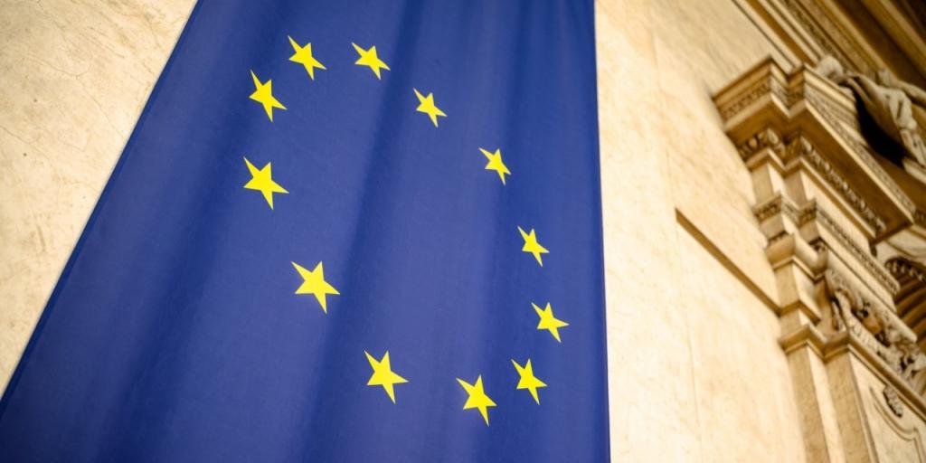 &laquo;&Chi;&rho;ή&mu;&alpha;&tau;&alpha; ή &theta;ύ&mu;&alpha;&tau;&alpha;&raquo;: &Eta; &delta;&iota;&chi;&alpha;&sigma;&mu;έ&nu;&eta; &Epsilon;&upsilon;&rho;ώ&pi;&eta; &kappa;&alpha;&iota; &tau;&omicron; &tau;&epsilon;&lambda;&epsilon;&sigma;ί&gamma;&rho;&alpha;&phi;&omicron; &gamma;&iota;&alpha; &tau;&eta;&nu; &Omicron;&upsilon;&kappa;&rho;&alpha;&nu;ί&alpha;