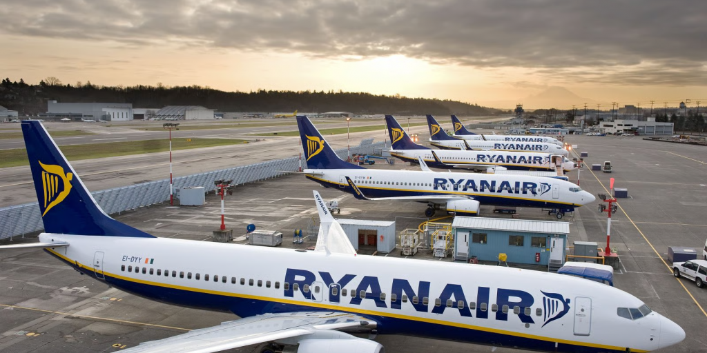 Ryanair: &Pi;ώ&sigmaf; &xi;&epsilon;&pi;έ&rho;&alpha;&sigma;&epsilon; &tau;&iota;&sigmaf; &alpha;&epsilon;&rho;&omicron;&pi;&omicron;&rho;&iota;&kappa;έ&sigmaf; &chi;&alpha;&mu;&eta;&lambda;&omicron;ύ &kappa;ό&sigma;&tau;&omicron;&upsilon;&sigmaf; &sigma;&tau;&eta;&nu; &Epsilon;&upsilon;&rho;ώ&pi;&eta; &ndash; &Alpha;&pi;&omicron;&gamma;&epsilon;&iota;ώ&theta;&eta;&kappa;&epsilon; &eta; &mu;&epsilon;&tau;&omicron;&chi;ή &tau;&omicron; 2025