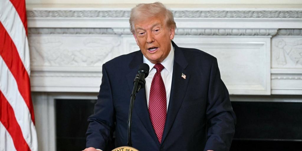 &Epsilon;&pi;&iota;&mu;έ&nu;&epsilon;&iota; &omicron; &Tau;&rho;&alpha;&mu;&pi;: &Theta;έ&lambda;&omega; &pi;&rho;ό&epsilon;&delta;&rho;&omicron; &tau;&eta;&sigmaf; Fed &pi;&omicron;&upsilon; &theta;&alpha; &mu;&epsilon;&iota;ώ&nu;&epsilon;&iota; &tau;&alpha; &epsilon;&pi;&iota;&tau;ό&kappa;&iota;&alpha;, ό&tau;&alpha;&nu; &eta; &omicron;&iota;&kappa;&omicron;&nu;&omicron;&mu;ί&alpha; &pi;ά&epsilon;&iota; &kappa;&alpha;&lambda;ά