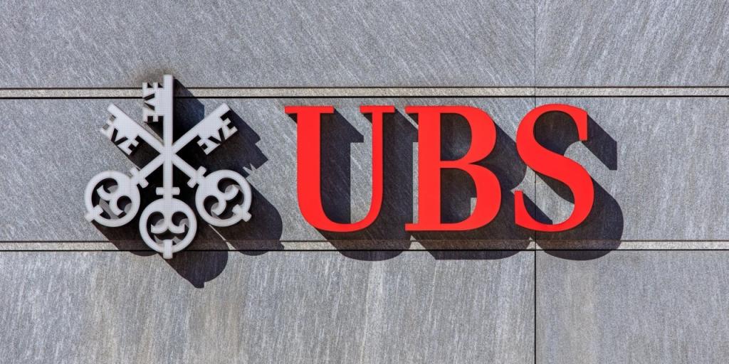 UBS: &Pi;ώ&sigmaf; &theta;&alpha; &pi;&rho;έ&pi;&epsilon;&iota; &nu;&alpha; &pi;&rho;&omicron;&epsilon;&tau;&omicron;&iota;&mu;ά&sigma;&epsilon;&tau;&epsilon; &tau;&omicron; &epsilon;&pi;&epsilon;&nu;&delta;&upsilon;&tau;&iota;&kappa;ό &chi;&alpha;&rho;&tau;&omicron;&phi;&upsilon;&lambda;ά&kappa;&iota;ό &sigma;&alpha;&sigmaf; &gamma;&iota;&alpha; &tau;&eta; &nu;έ&alpha; &chi;&rho;&omicron;&nu;&iota;ά
