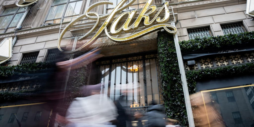 Amazon &kappa;&alpha;&tau;ά Saks: &Alpha;&mu;&phi;&iota;&sigma;&beta;&eta;&tau;&epsilon;ί &tau;&eta;&nu; &pi;&tau;ώ&chi;&epsilon;&upsilon;&sigma;&eta; &kappa;&alpha;&iota; &chi;&alpha;&rho;&alpha;&kappa;&tau;&eta;&rho;ί&zeta;&epsilon;&iota; &laquo;ά&nu;&epsilon;&upsilon; &alpha;&xi;ί&alpha;&sigmaf;&raquo; &tau;&eta; &sigma;&upsilon;&mu;&mu;&epsilon;&tau;&omicron;&chi;ή &tau;&eta;&sigmaf; &sigma;&tau;&omicron;&nu; ό&mu;&iota;&lambda;&omicron;