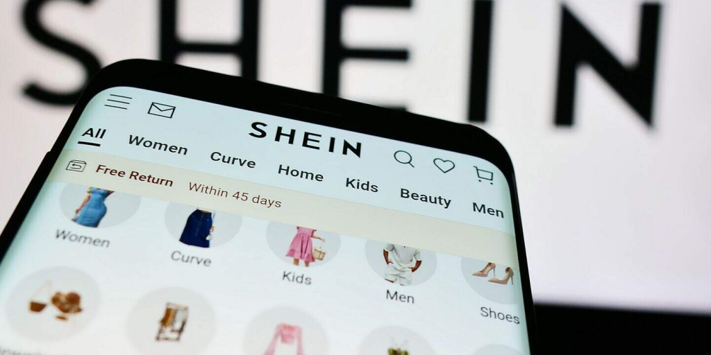 &Sigma;&tau;&iota;&sigmaf; &Beta;&rho;&upsilon;&xi;έ&lambda;&lambda;&epsilon;&sigmaf; &omicron; CEO &tau;&eta;&sigmaf; Shein: &Delta;&iota;ά&lambda;&omicron;&gamma;&omicron;&sigmaf; &mu;&epsilon; &tau;&eta;&nu; &Kappa;&omicron;&mu;&iota;&sigma;&iota;ό&nu; &epsilon;&nu; &mu;έ&sigma;&omega; &sigma;&kappa;&alpha;&nu;&delta;ά&lambda;&omega;&nu;