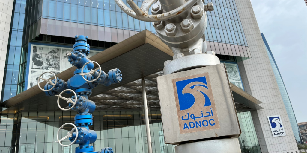 Ά&mu;&pi;&omicron;&upsilon; &Nu;&tau;ά&mu;&pi;&iota;: &Tau;&omicron; &laquo;&phi;&lambda;&epsilon;&rho;&tau;&raquo; &tau;&eta;&sigmaf; ADNOC &mu;&epsilon; &tau;&alpha; &mu;&epsilon;&gamma;ά&lambda;&alpha; &alpha;&pi;&omicron;&theta;έ&mu;&alpha;&tau;&alpha; &phi;&upsilon;&sigma;&iota;&kappa;&omicron;ύ &alpha;&epsilon;&rho;ί&omicron;&upsilon; &tau;&eta;&sigmaf; &Beta;&epsilon;&nu;&epsilon;&zeta;&omicron;&upsilon;έ&lambda;&alpha;&sigmaf;