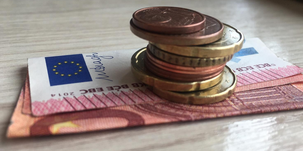 &Epsilon;&Kappa;&Upsilon;&Sigma;&Upsilon;: &Eta; &alpha;ύ&xi;&eta;&sigma;&eta; &sigma;&tau;&iota;&sigmaf; &sigma;&upsilon;&nu;&tau;ά&xi;&epsilon;&iota;&sigmaf; &pi;&epsilon;&rho;&iota;&omicron;&rho;ί&zeta;&epsilon;&tau;&alpha;&iota; &sigma;&tau;&alpha; &euro;14&ndash;&euro;17 &tau;&omicron; &mu;ή&nu;&alpha;