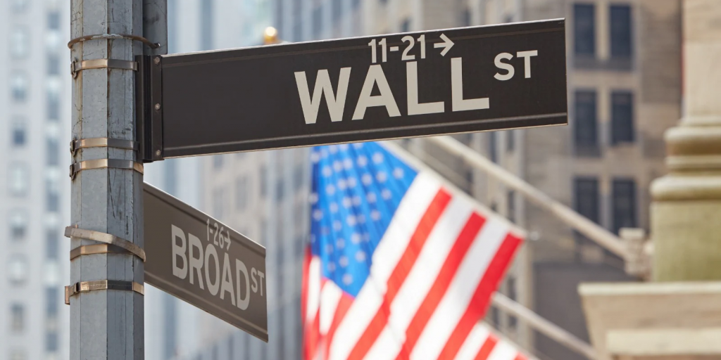 Wall Street: &Beta;ί&alpha;&iota;&omicron; sell off &mu;&epsilon; &beta;&omicron;&upsilon;&tau;&iota;ά &delta;&epsilon;&iota;&kappa;&tau;ώ&nu; &kappa;&alpha;&iota; &phi;ό&nu;&tau;&omicron; &tau;&eta; &Gamma;&rho;&omicron;&iota;&lambda;&alpha;&nu;&delta;ί&alpha; &kappa;&alpha;&iota; &tau;&omicron;&nu; &phi;ό&beta;&omicron; &epsilon;&mu;&pi;&omicron;&rho;&iota;&kappa;&omicron;ύ &pi;&omicron;&lambda;έ&mu;&omicron;&upsilon;