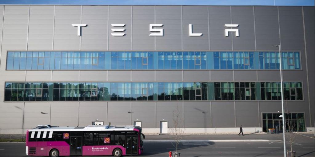H Tesla &alpha;&pi;έ&lambda;&upsilon;&sigma;&epsilon; 1.700 ά&tau;&omicron;&mu;&alpha; &alpha;&pi;ό &tau;&omicron; Gigafactory &sigma;&tau;&omicron; &Beta;&epsilon;&rho;&omicron;&lambda;ί&nu;&omicron;