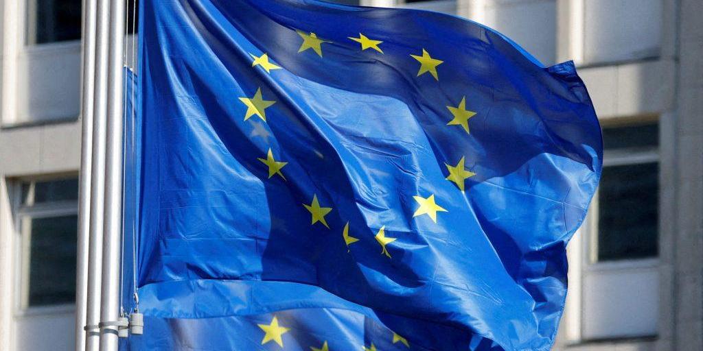 &Epsilon;&Epsilon;: &Chi;&alpha;&iota;&rho;&epsilon;&tau;ί&zeta;&epsilon;&iota; &tau;&eta;&nu; &alpha;&pi;ό&phi;&alpha;&sigma;&eta; &Tau;&rho;&alpha;&mu;&pi; &gamma;&iota;&alpha; &tau;&omicron;&upsilon;&sigmaf; &delta;&alpha;&sigma;&mu;&omicron;ύ&sigmaf;