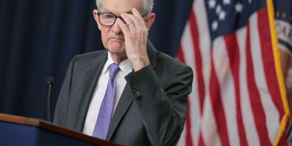 Fed: &laquo;&Phi;&rho;έ&nu;&omicron;&raquo; &sigma;&tau;&iota;&sigmaf; &mu;&epsilon;&iota;ώ&sigma;&epsilon;&iota;&sigmaf; &epsilon;&pi;&iota;&tau;ό&kappa;&iota;&omega;&nu; &alpha;&nu;&alpha;&mu;έ&nu;&omicron;&upsilon;&nu; &omicron;&iota; &alpha;&nu;&alpha;&lambda;&upsilon;&tau;έ&sigmaf; &ndash; &Epsilon;&nu;&tau;&epsilon;ί&nu;&epsilon;&tau;&alpha;&iota; &eta; &pi;&omicron;&lambda;&iota;&tau;&iota;&kappa;ή &kappa;&alpha;&tau;&alpha;&iota;&gamma;ί&delta;&alpha; &gamma;ύ&rho;&omega; &alpha;&pi;ό &tau;&omicron;&nu; &Pi;ά&omicron;&upsilon;&epsilon;&lambda;